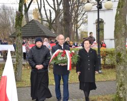 Zdjęcie przedstawia przedstawicieli władz składających wiązanki.