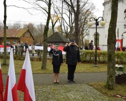 Zdjęcie przedstawia przedstawicieli OSP składających wiązanki.