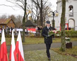 Zdjęcie przedstawia prezesa OSP z Borowia składającego wiązanki.