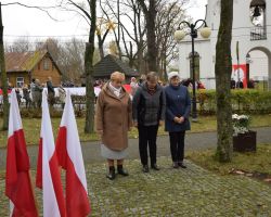 Zdjęcie przedstawia przedstawicieli Zespołów Ludowych składających wiązanki.