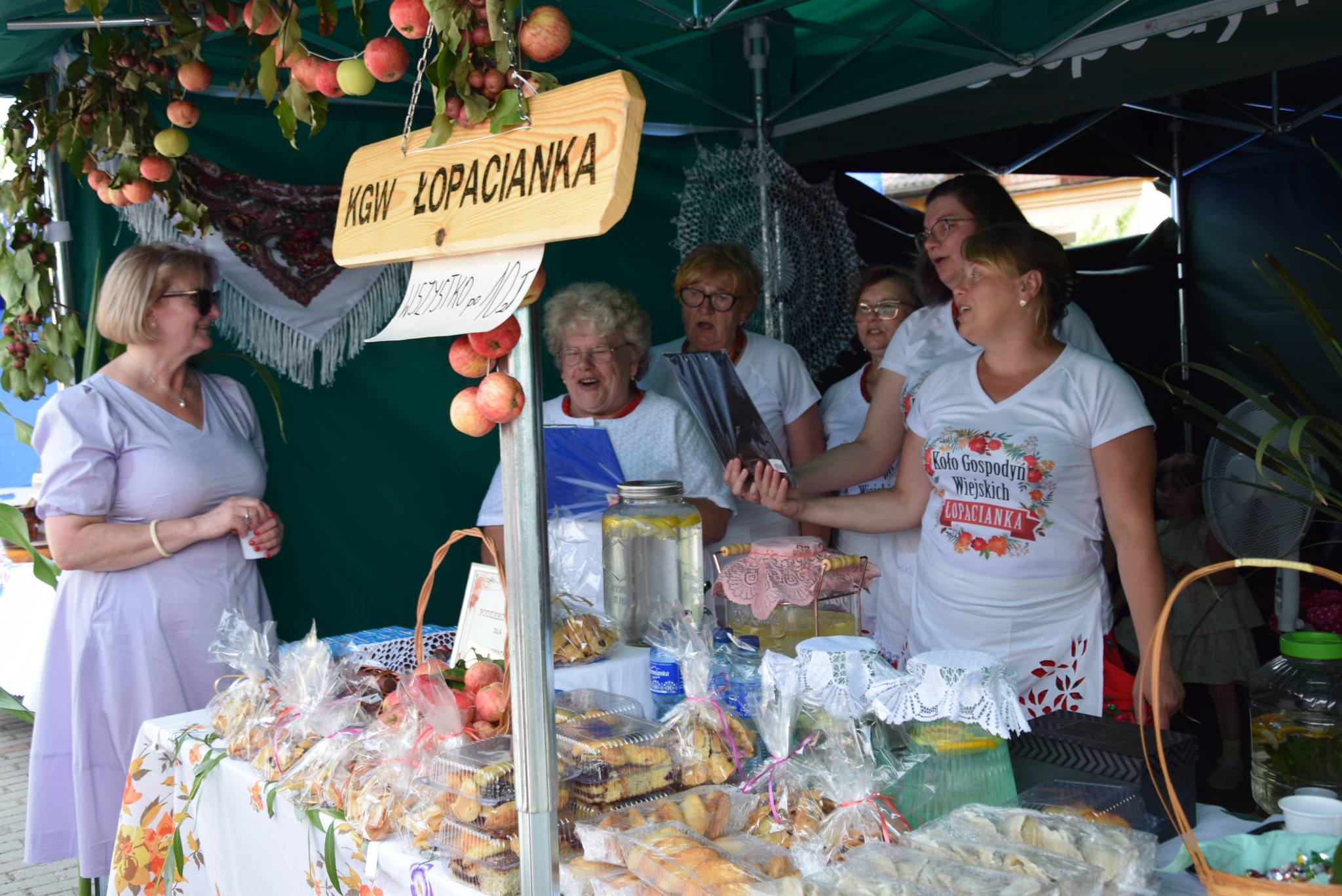 Zdjęcie przedstawia panią wójt z członkami KGW Łopacianka