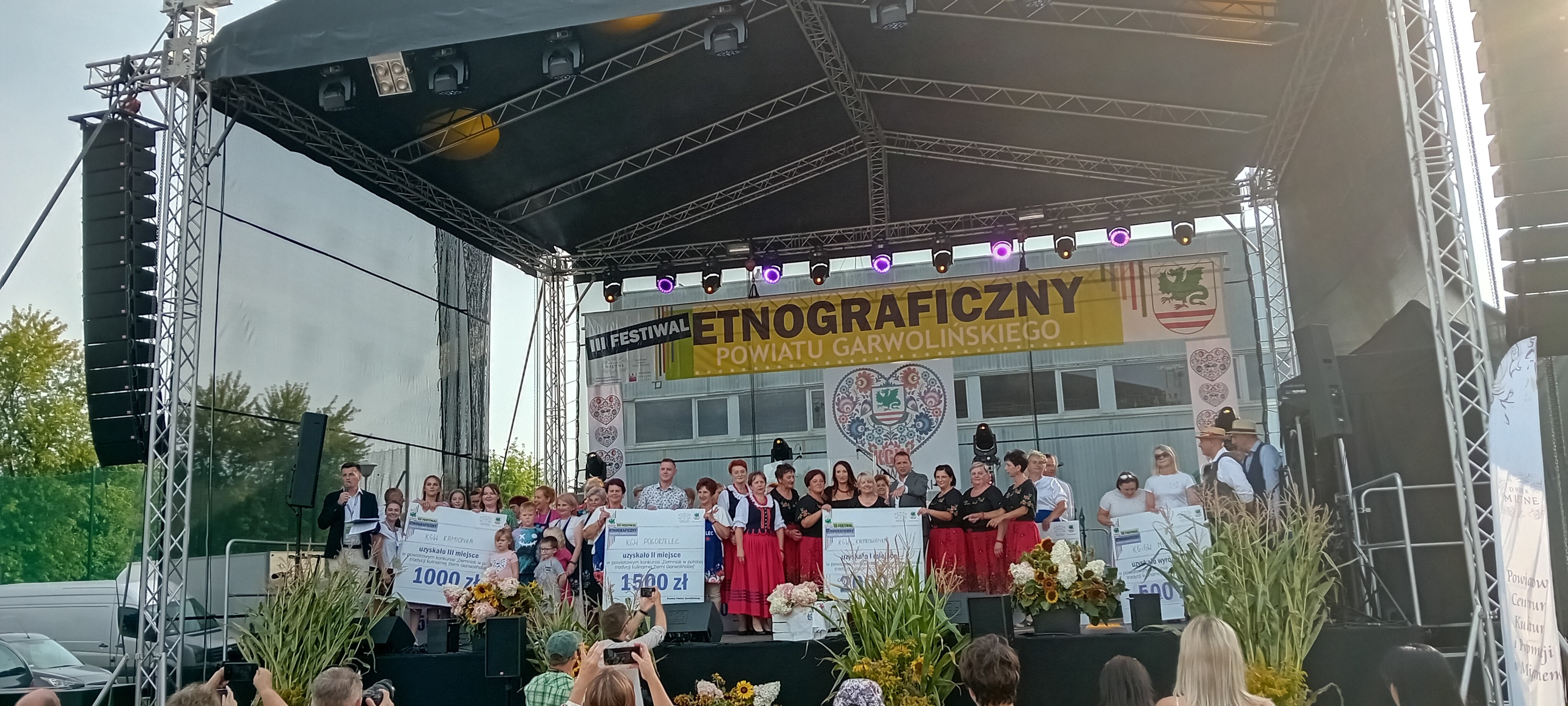 Zdjęcie przedstawia koła gospodyń wiejskich na scenie.