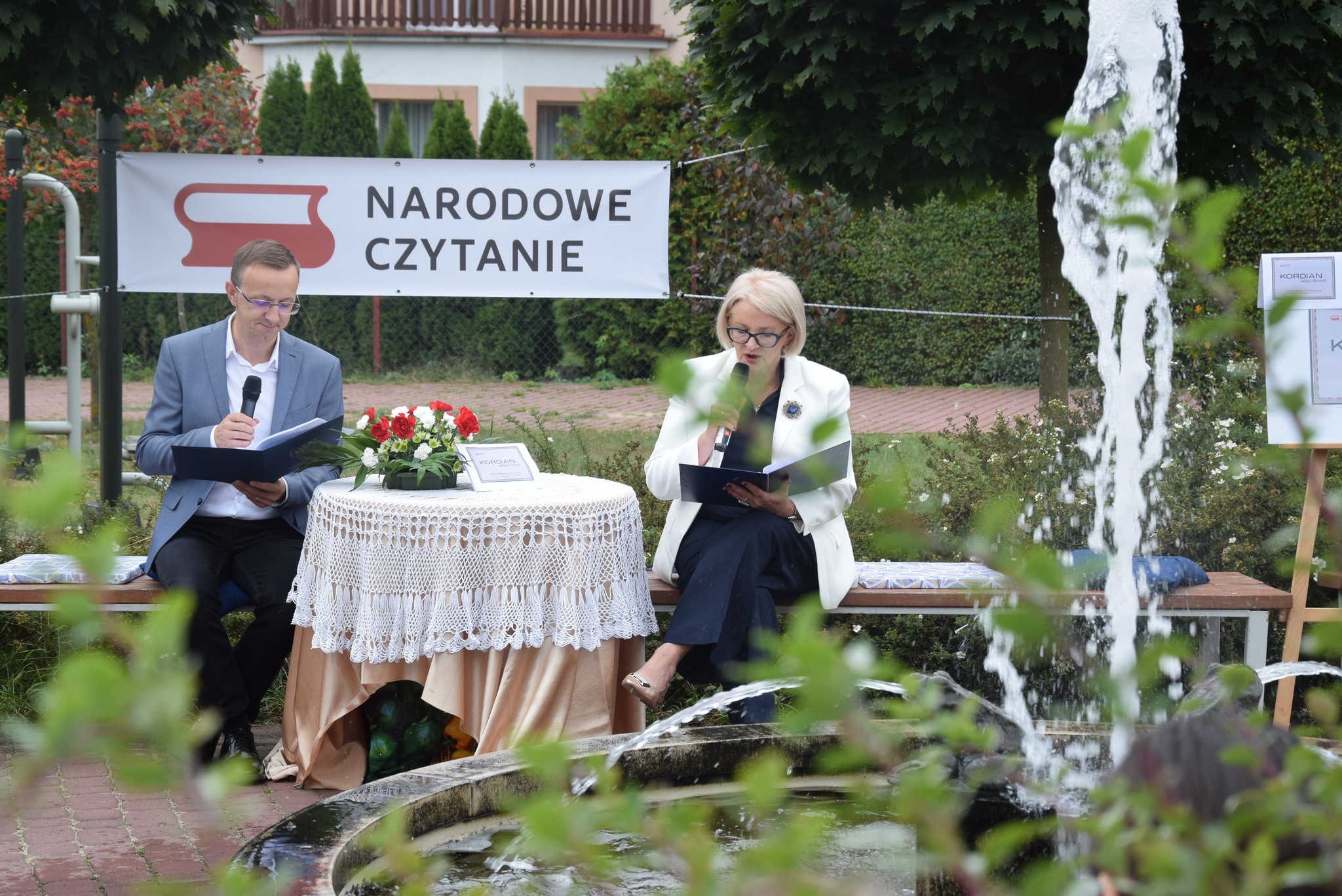 Zdjęcie przedstawia panią wójt oraz zastępcę wójta podczas Narodowego Czytania.
