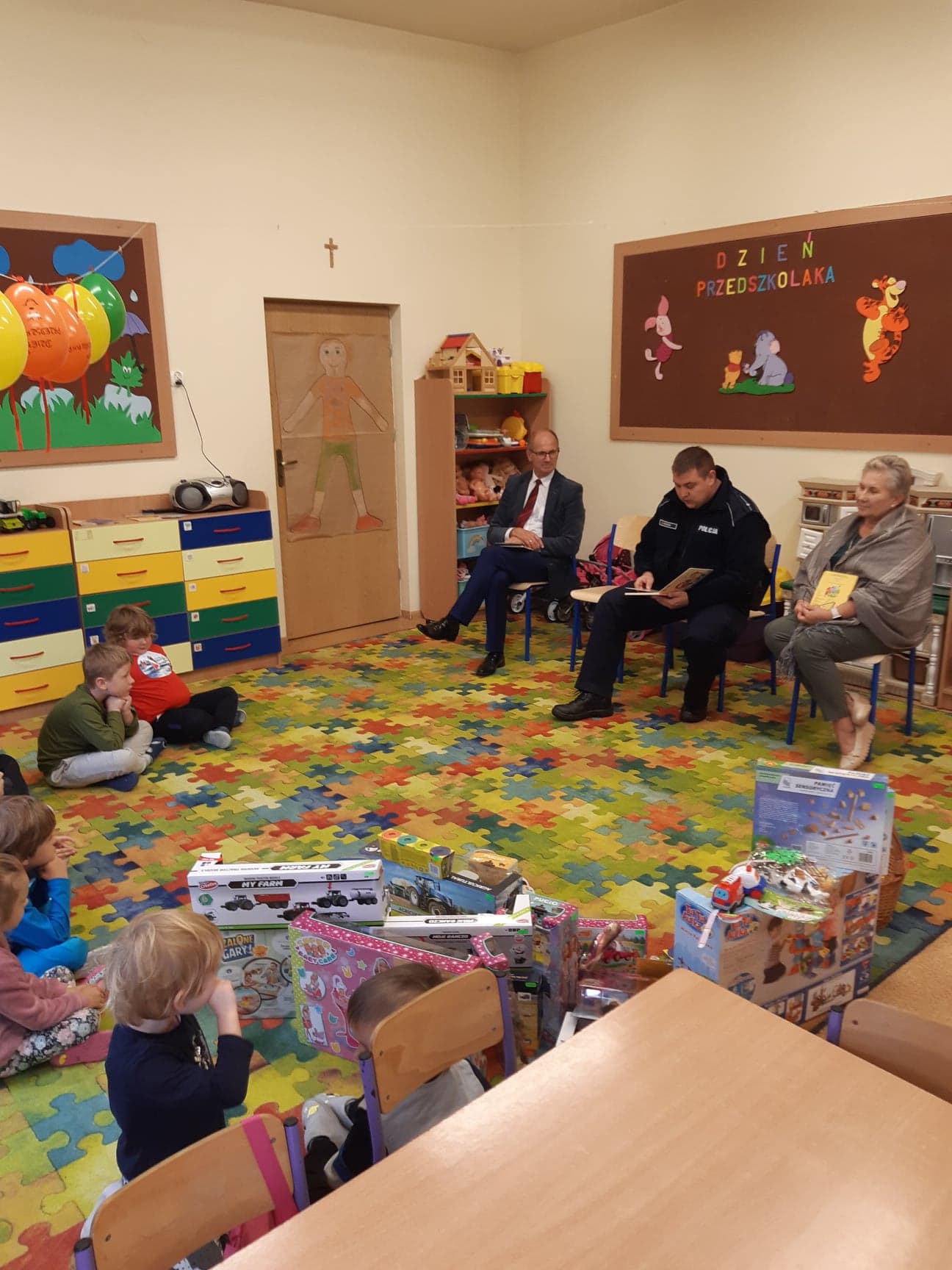 Zdjęcie dzieci z wychowawcami
