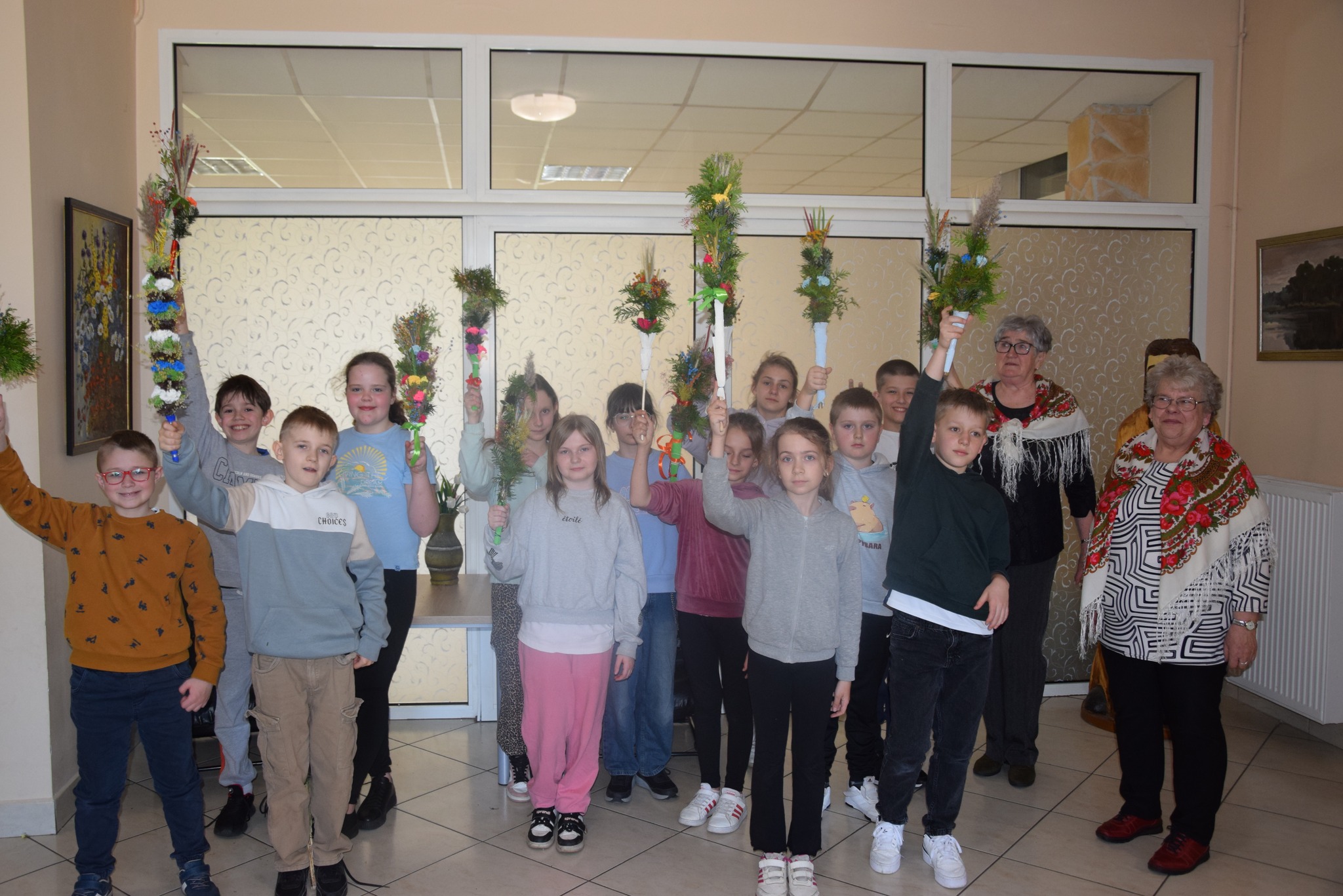 Zdjęcie grupowe uczniów z palmami wielkanocnymi
