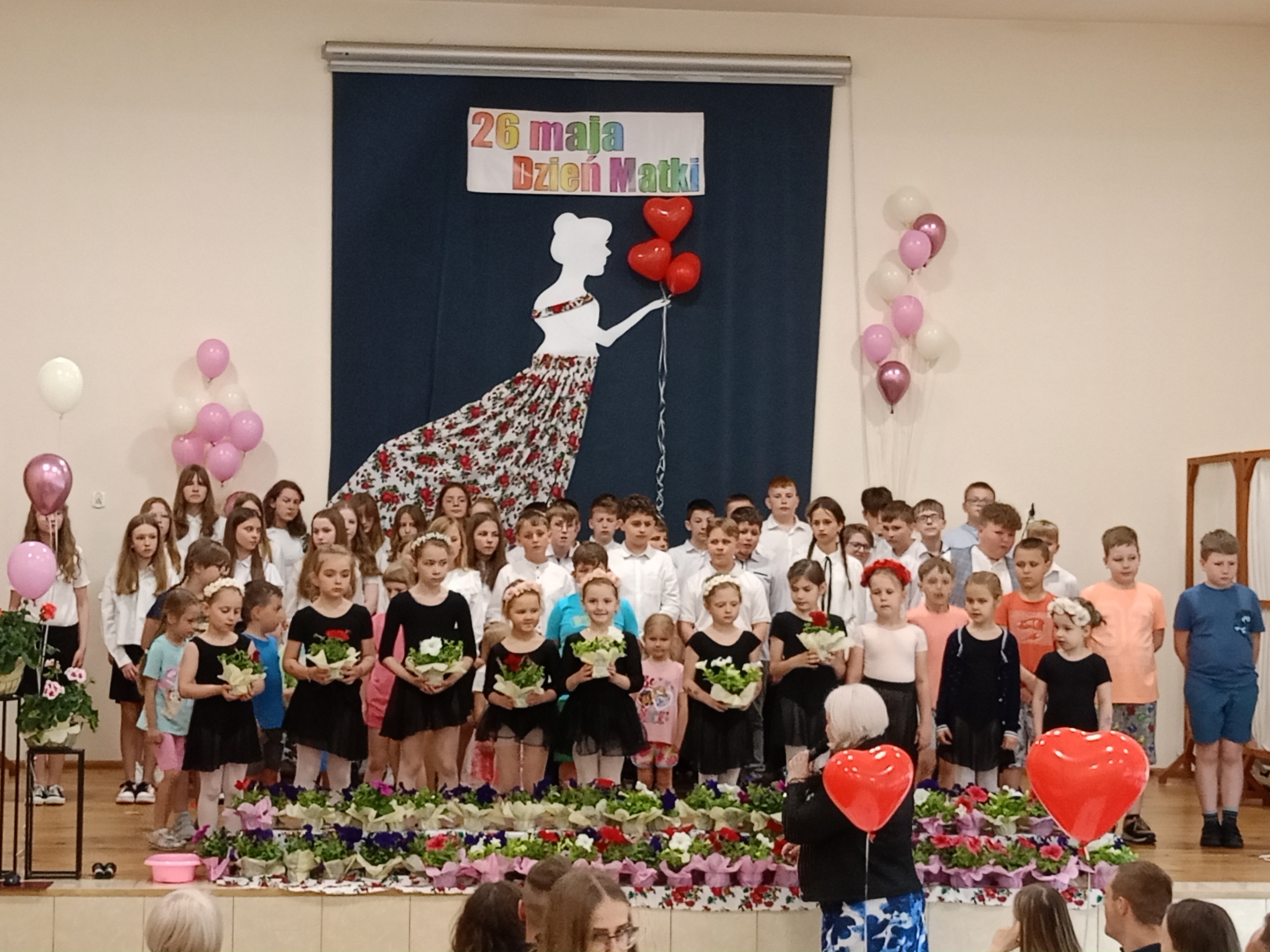 Zdjęcie grupowe wszystkich uczniów występujących dla rodziców.
