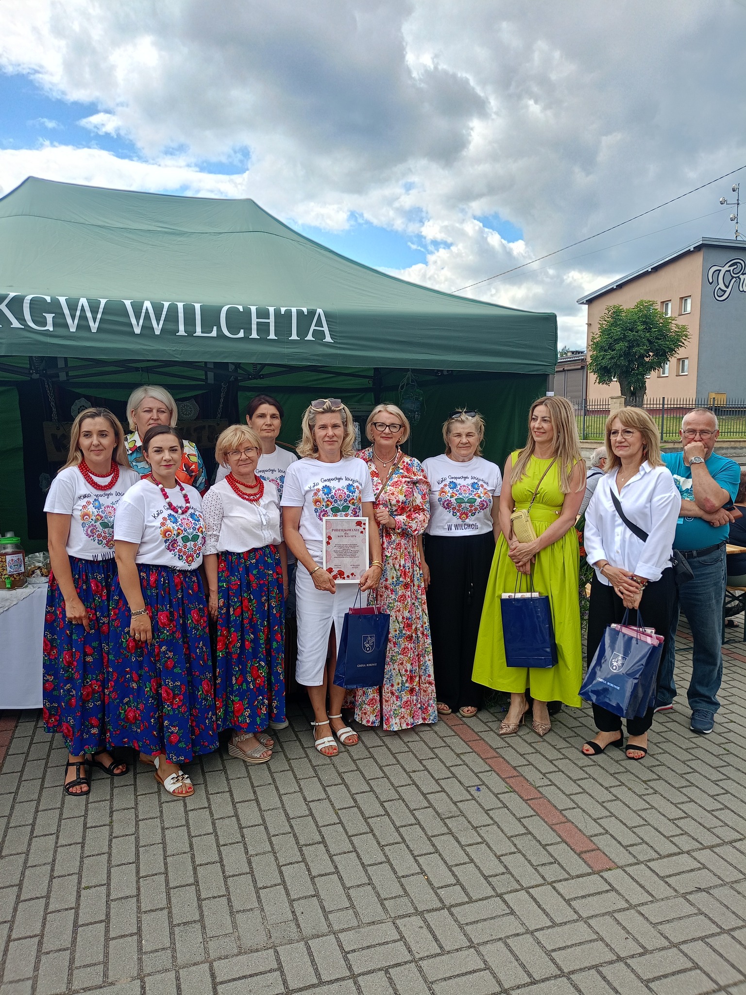 Zdjęcie grupowe koła gospodyń z przedstawicielami władz Gminy Borowie