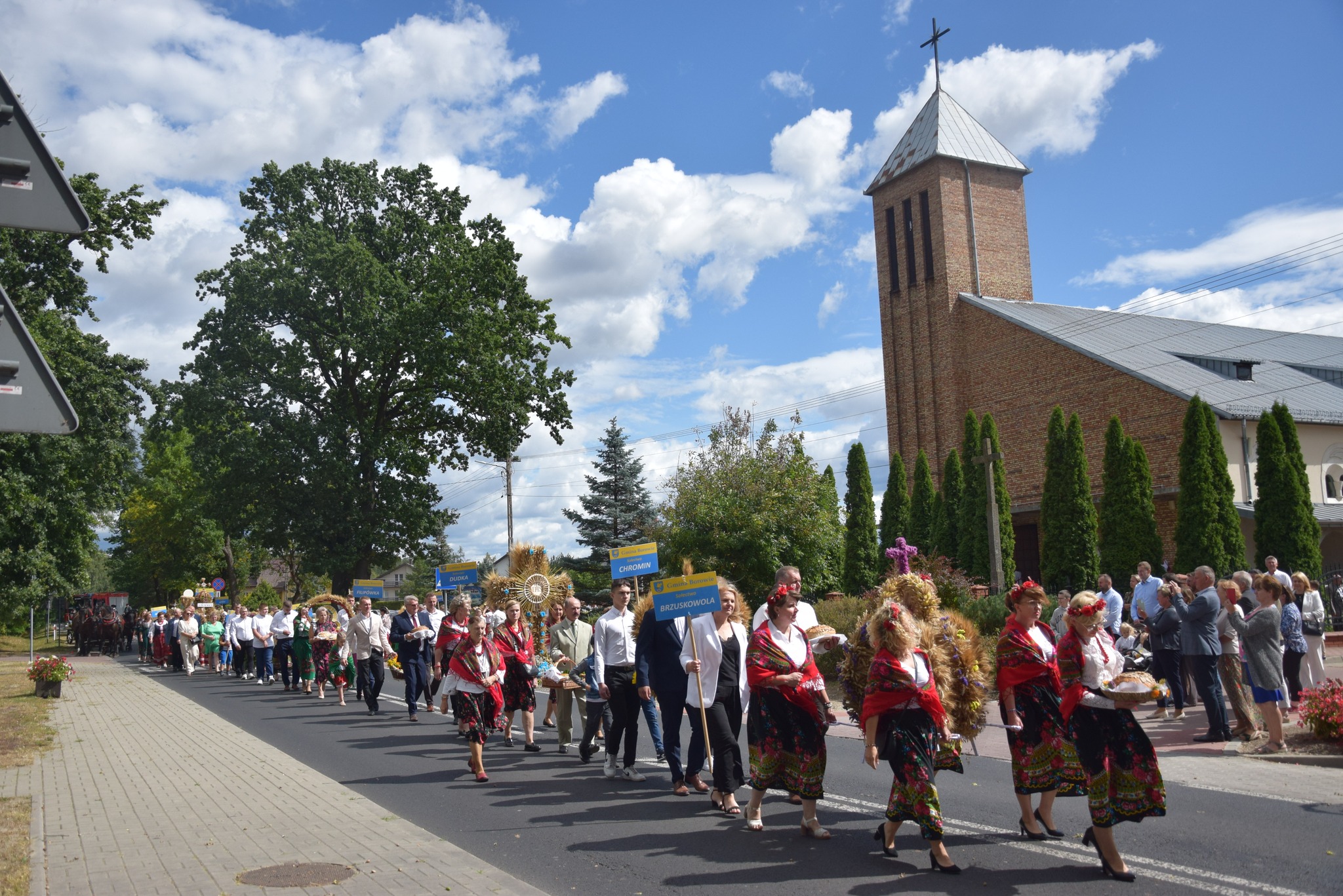 Przemarsz korowodu dożynkowego spod kościoła na plac