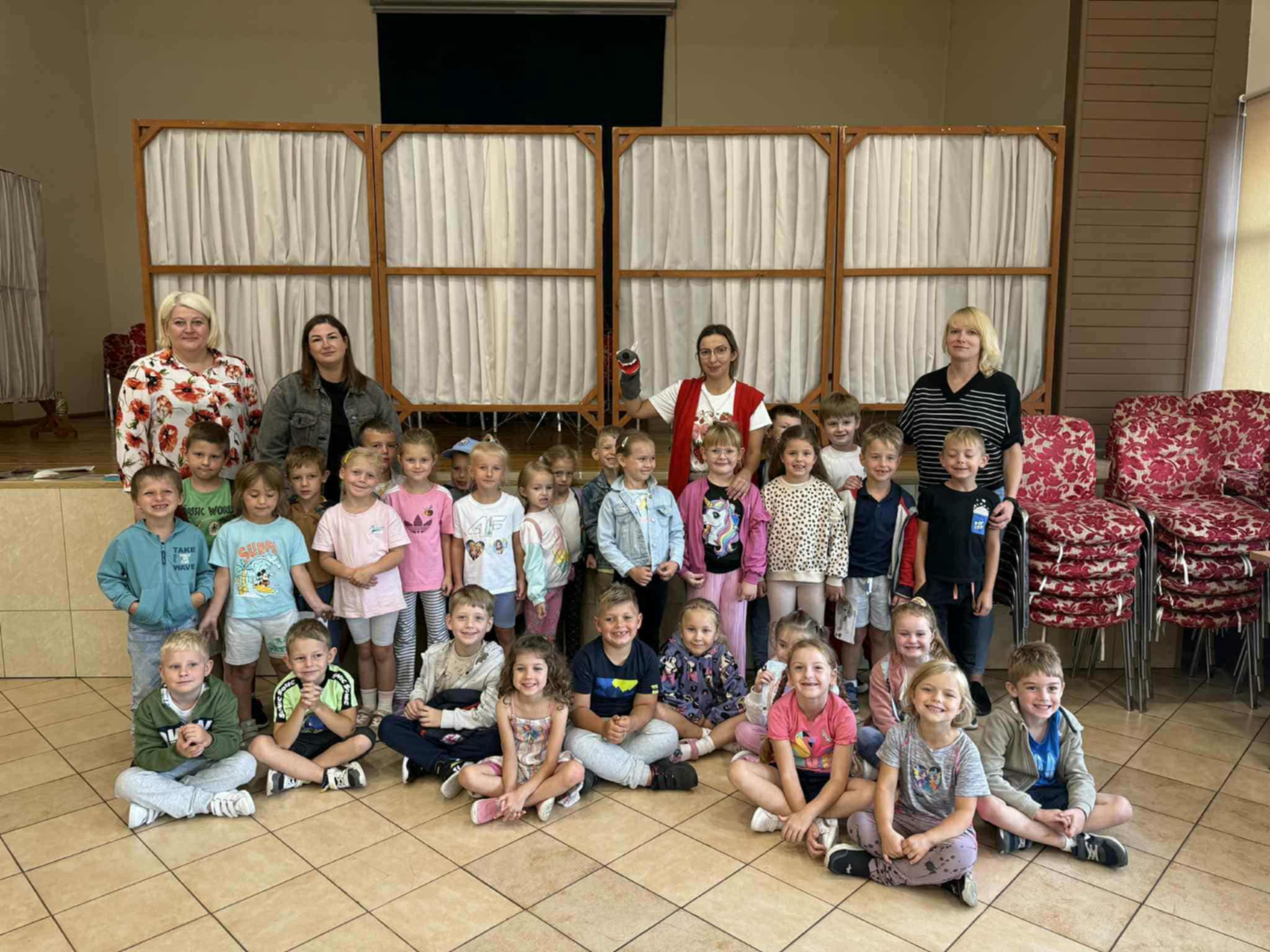 Zdjęcie grupowe przedszkolaków i bibliotekarki