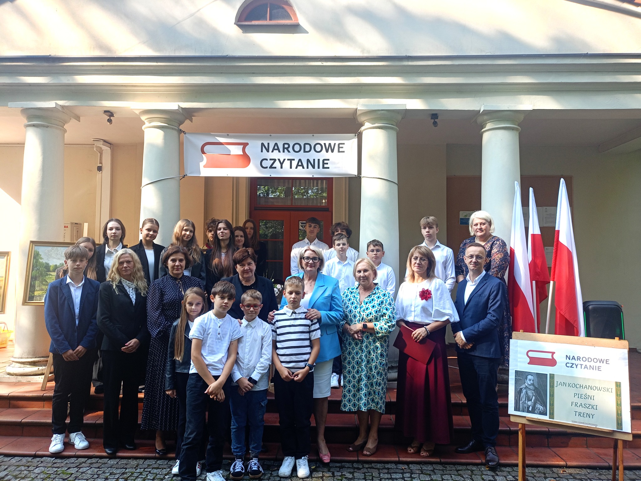 Zdjecie grupowe nauczycieli, władz gminy oraz uczniów na Narodowym Czytaniu