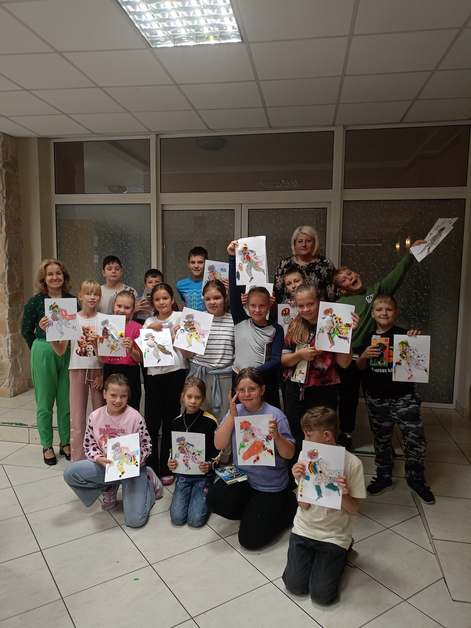 Zdjęcie grupowe uczniów z wychowawcą i dyrektorem goku