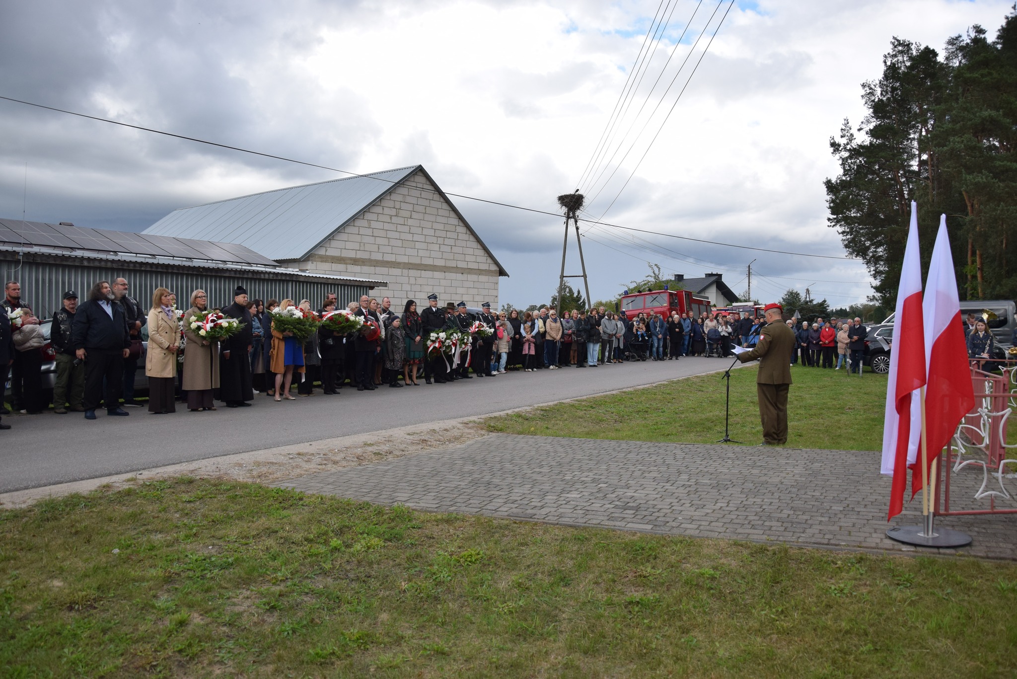 Zdjęcie wszystkich zgromadzonych pod Pomnikiem w Jaźwinach