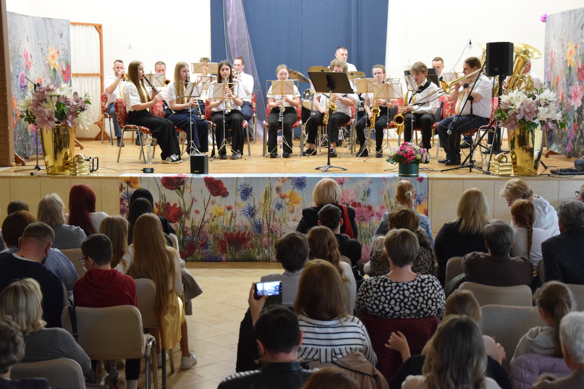 Na zdjęciu Orkiestra Dęta na scenie podczas koncertu