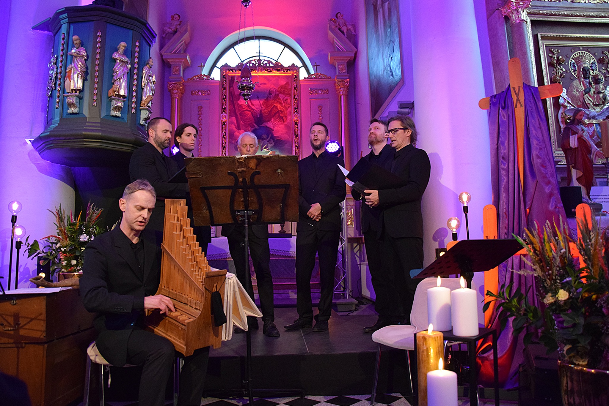 Zespół Jerycho podczas koncertu w kościele