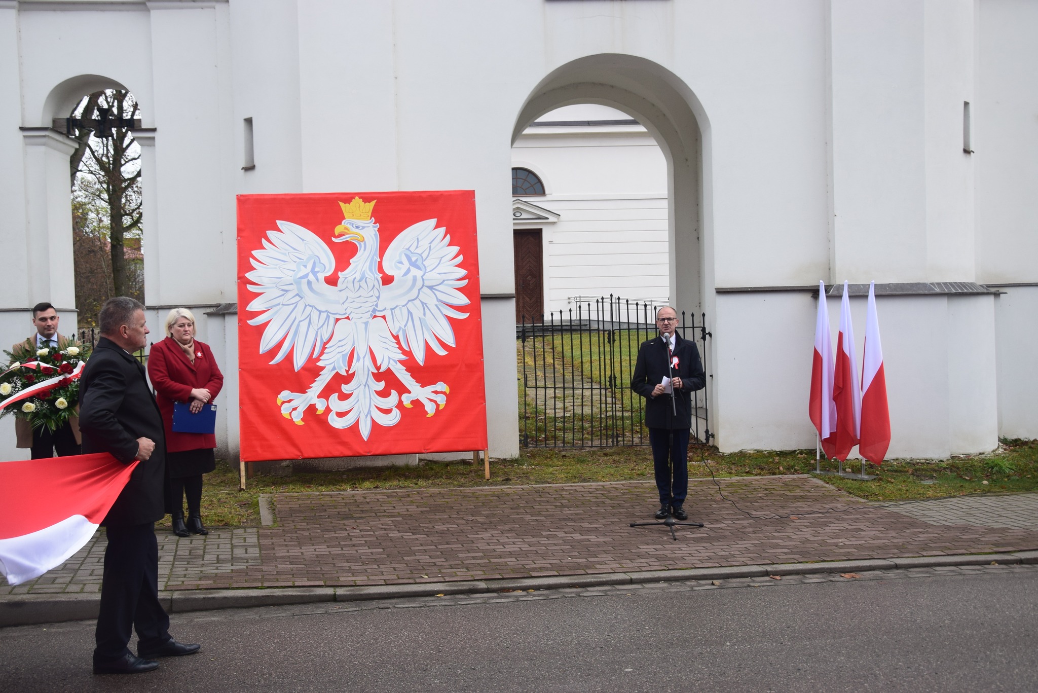 zdjęcie przedstawia osobę przemawiającą