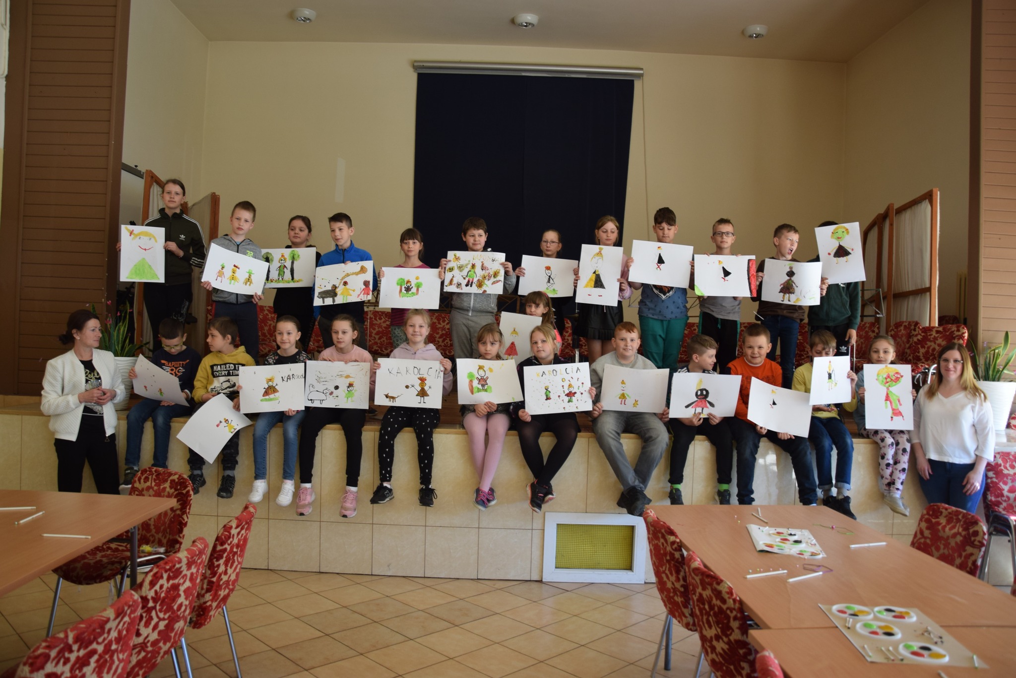 zdjęcie grupowe dzieci uczestniczących w lekcji bibliotecznej
