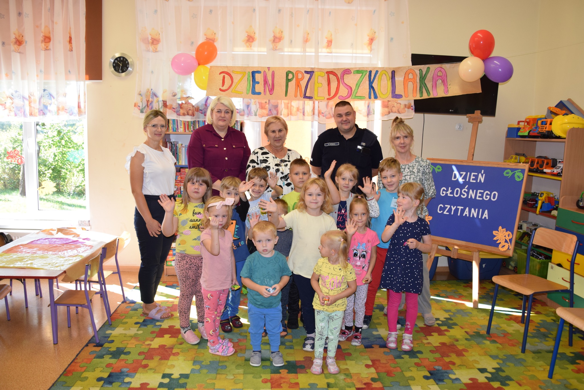 zdjęcie grupowe dzieci z wychowawcami