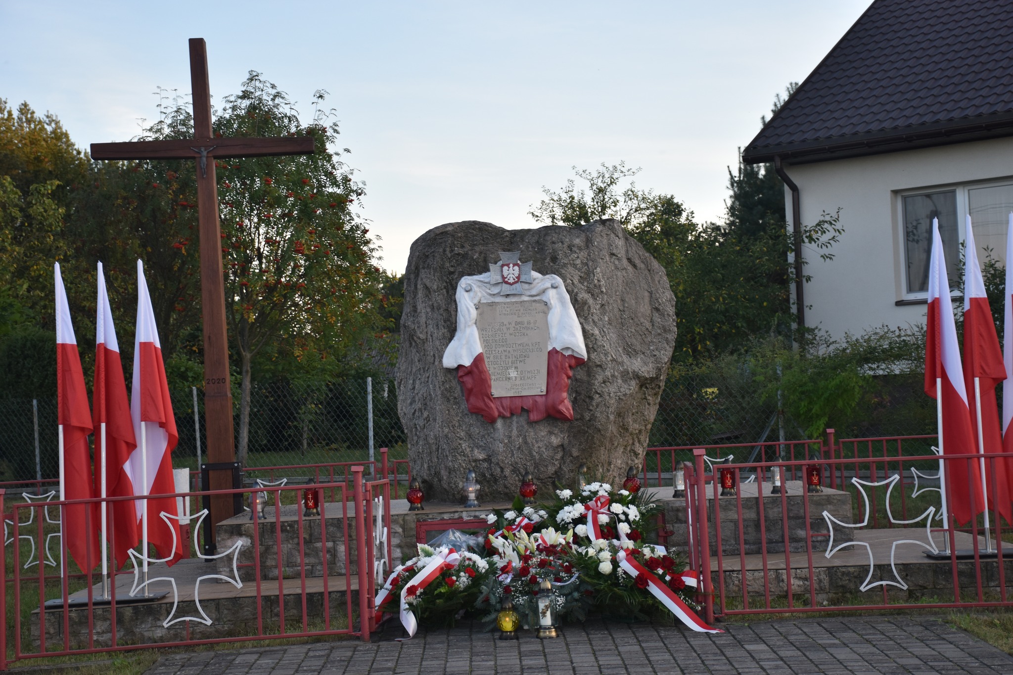 Zdjęcie przedstawia pomnik w Jaźwinach.